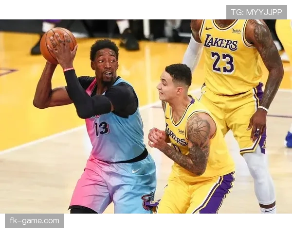 库兹马靠挡拆制造空位 提升三分命中率带动湖人攻击效率