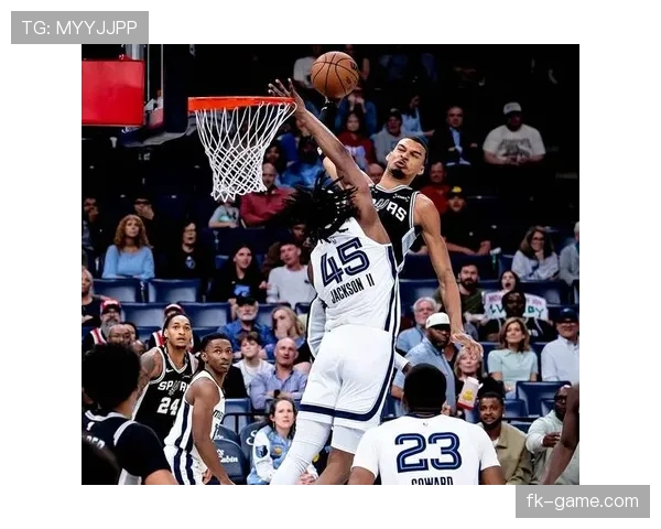 穆雷突破创造高效得分，季后赛关键表现拉开与西蒙斯差距