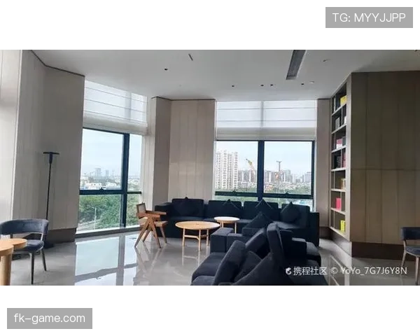 丁霞训练完直接瘫地上啃香蕉，这自律和松弛感也太真实了