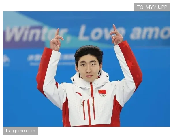 林孝埈训练完直接瘫在冰场边啃蛋白棒，这自律狠人连喘口气都算卡路里？